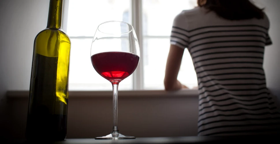 Abuzul de alcool și singurătatea cresc riscul de demență precoce
