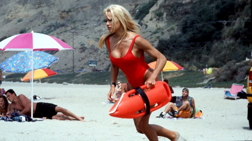 Costumul roșu purtat de Pamela Anderson în Baywatch, expus la Muzeul de Design din Londra