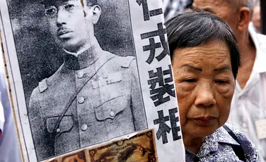 Hirohito, împăratul care a domnit 62 de ani. După ce a permis atrocităţile totalitare s-a supus generalului american Douglas MacArthur