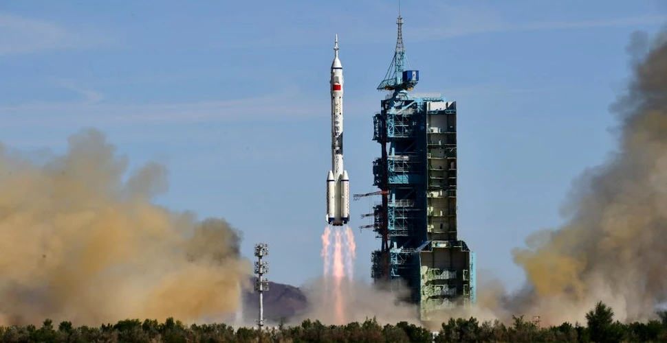 China va trimite sâmbătă trei astronauți pe noua stație spațială