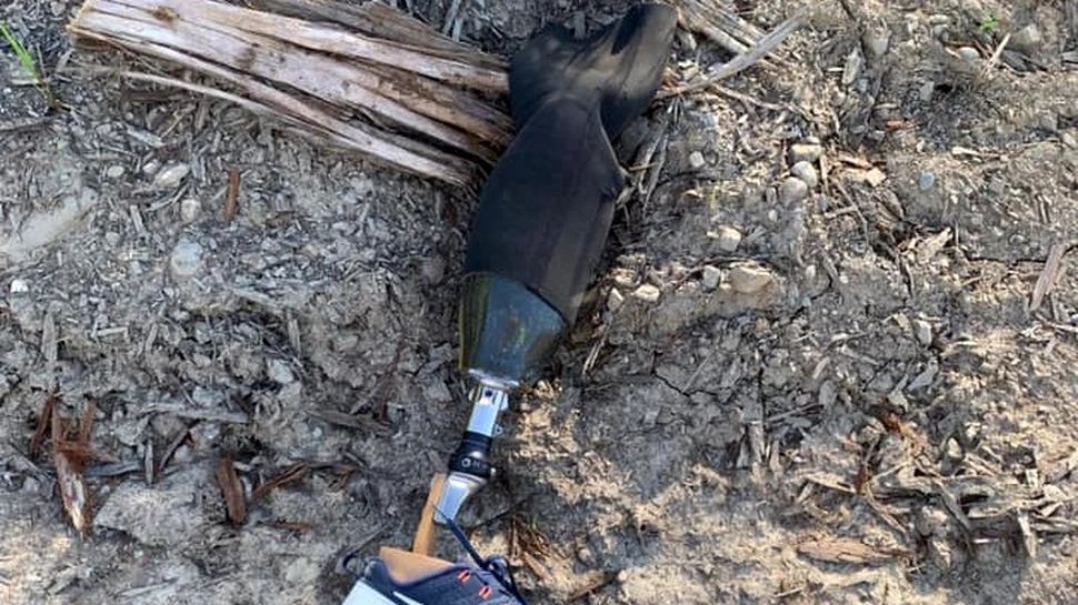 Un bărbat şi-a pierdut piciorul protetic în timp ce făcea o săritură cu paraşuta. Cum a reuşit să-l găsească