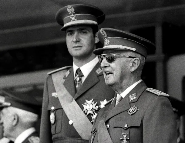 În această imagine din 10 iunie 1971 pot fi observaţi prinţul Juan Carlos şi Generalul Francisco Franco