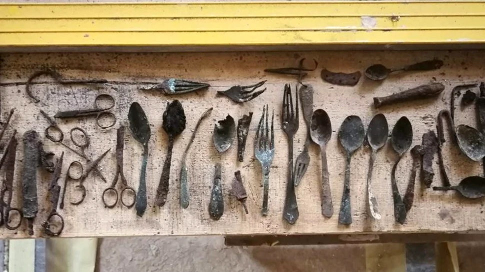 Unelte ascunse de prizonierii de la Auschwitz descoperite în timpul lucrărilor de restaurare