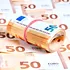 Euro continuă să se deprecieze în raport cu dolarul. Care este motivul?