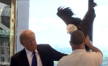 Donald Trump, speriat de un vultur în timpul unei şedinţe foto – VIDEO