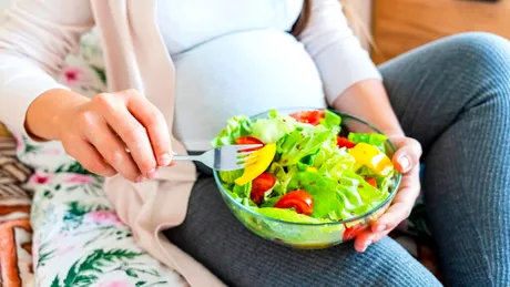 Ce mâncăm și ce nu mâncăm în timpul sarcinii? Sfaturi esențiale pentru viitori părinți!
