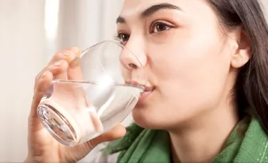 Apa poate preveni insuficiența cardiacă. Câtă apă trebuie să consumăm zilnic?