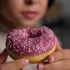 Un studiu arată că alăptatul și evitarea sucurilor pot proteja copiii de obezitate