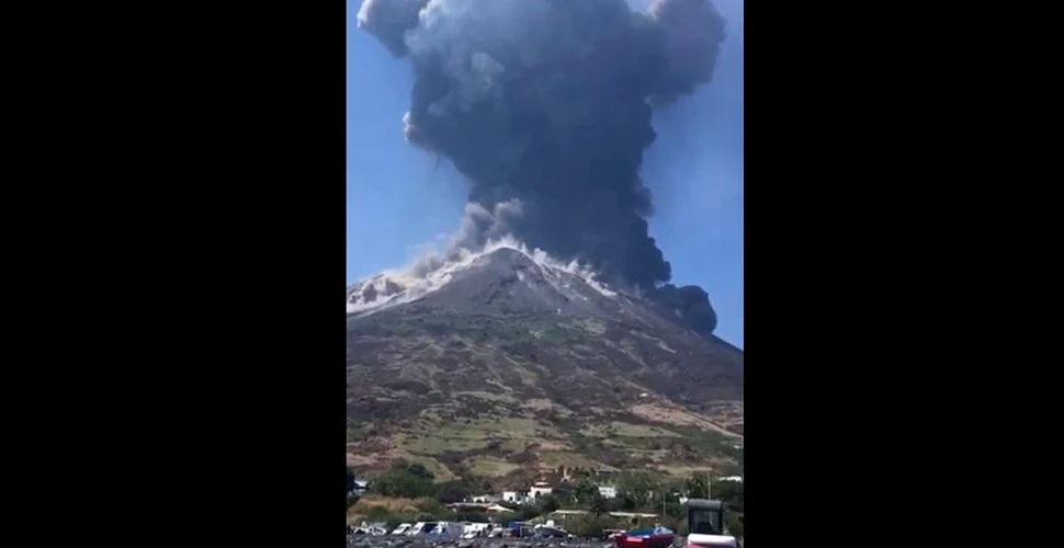 Momentul în care Vulcanul Stromboli a erupt din nou, în sudul Italiei – VIDEO