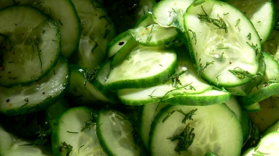 Ce se întâmplă atunci când pui sare pe castraveţi