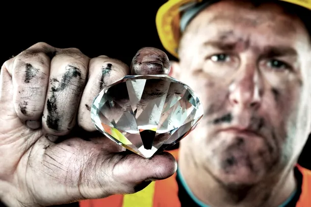 Miner sud-african cu replica unui diamant