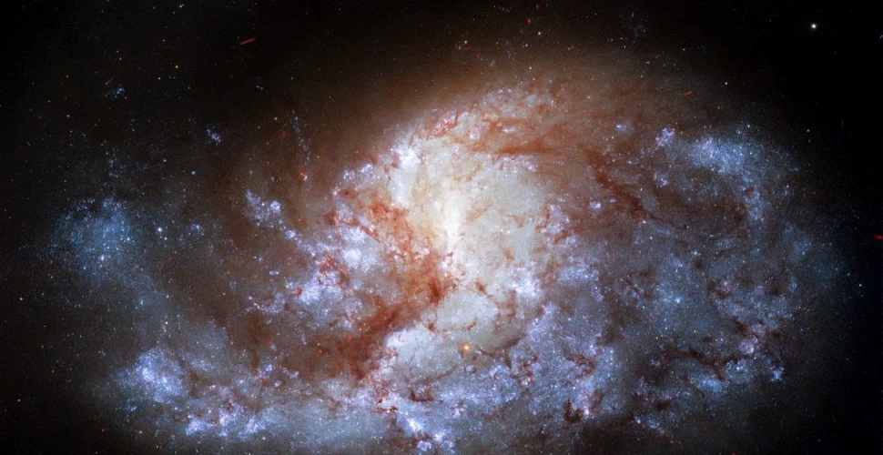 O imagine uimitoare cu o galaxie din constelația Cuptorul, surprinsă de Telescopul Spațial Hubble