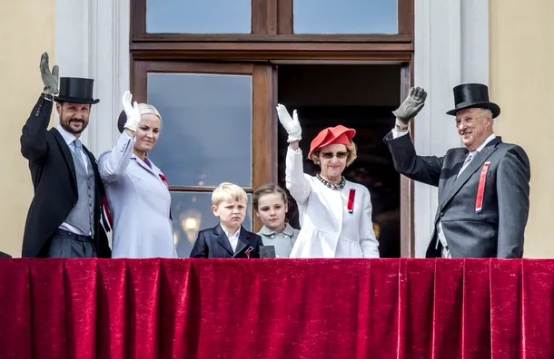 Prinţul Haakon, Prinţesa Mette-Marit, Prinţul Sverre Magnus, Prinţesa Ingrid Alexandra, Regina Sonja şi Regele Harald
